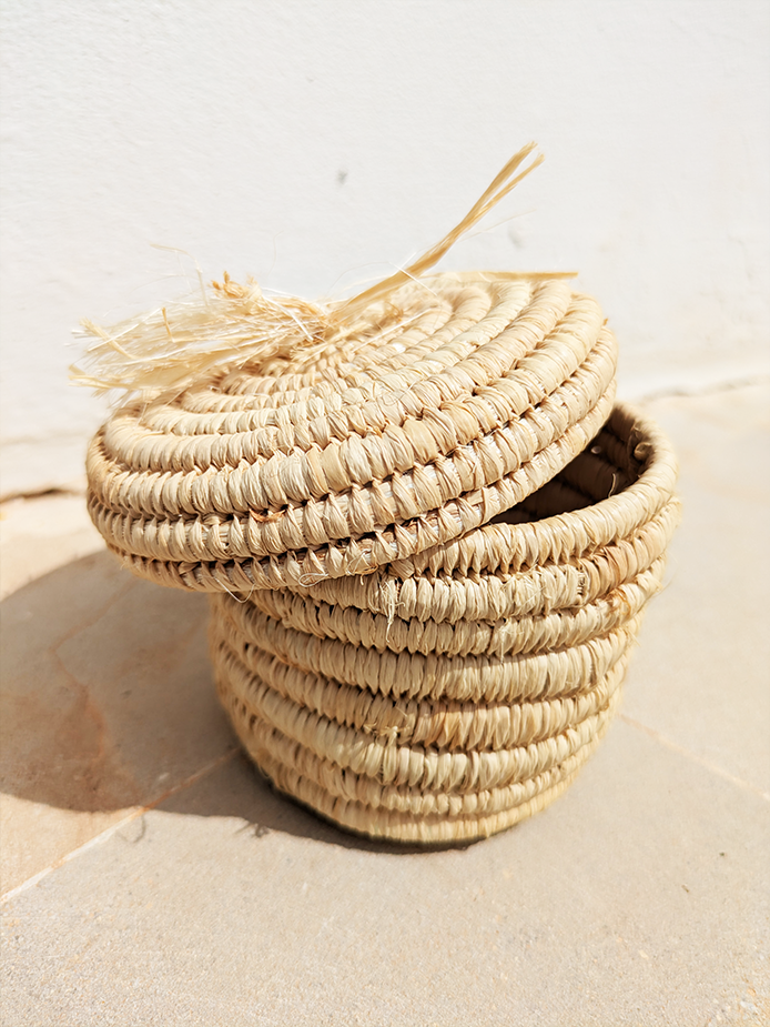 petit panier tressé avec couvercle petit panier tressé avec couvercle